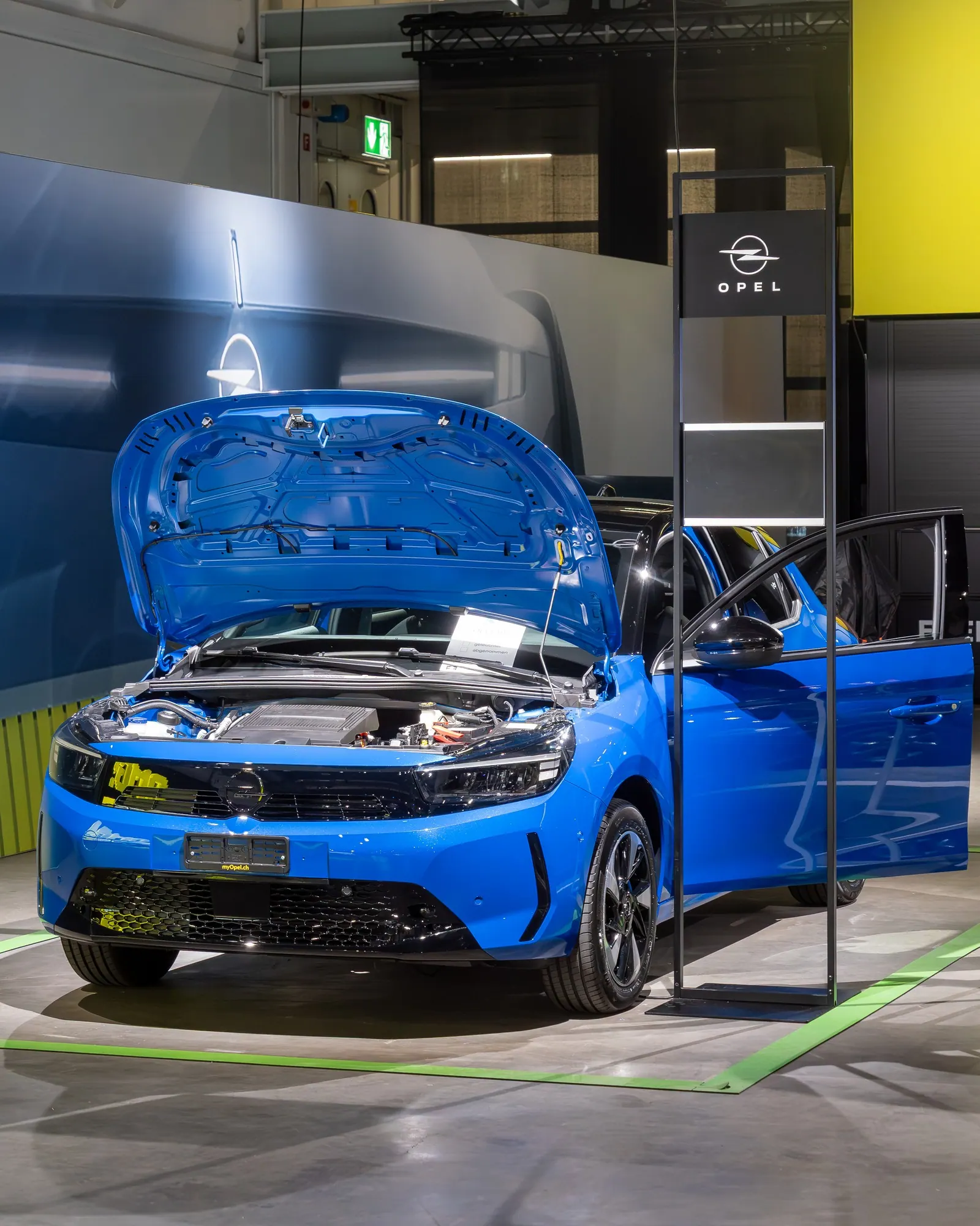 Blauer Opel Corsa-e Facelift mit geöffneter Motorhaube auf der Auto Zürich 2025
