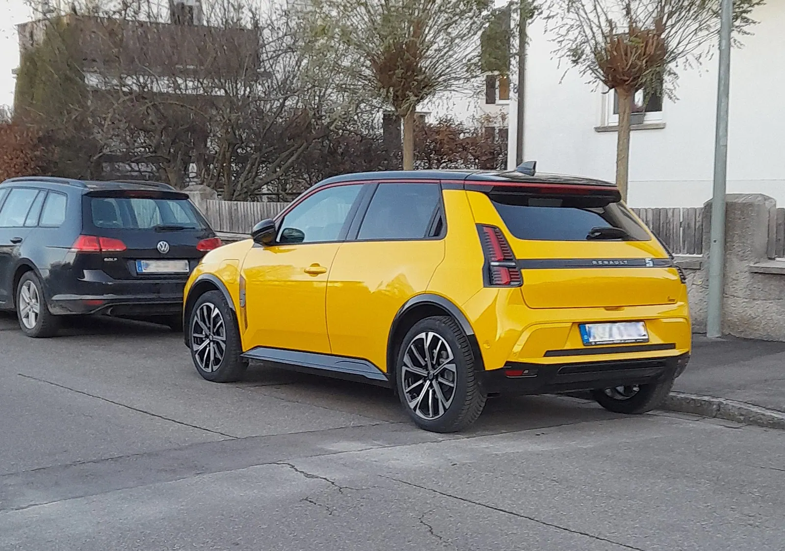 Gelber Renault 5 E-Tech Electric von schräg hinten in Neu-Ulm