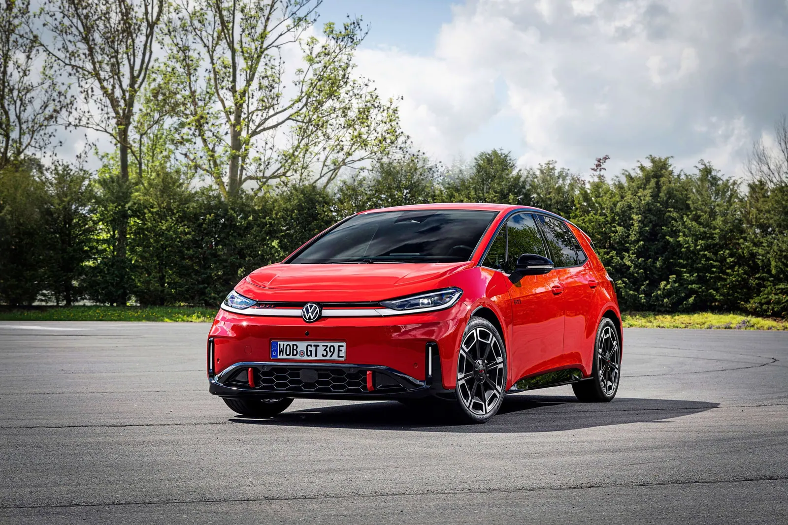 Roter Volkswagen ID.3 GTI in einer Front-Dreiviertelansicht im Freien.