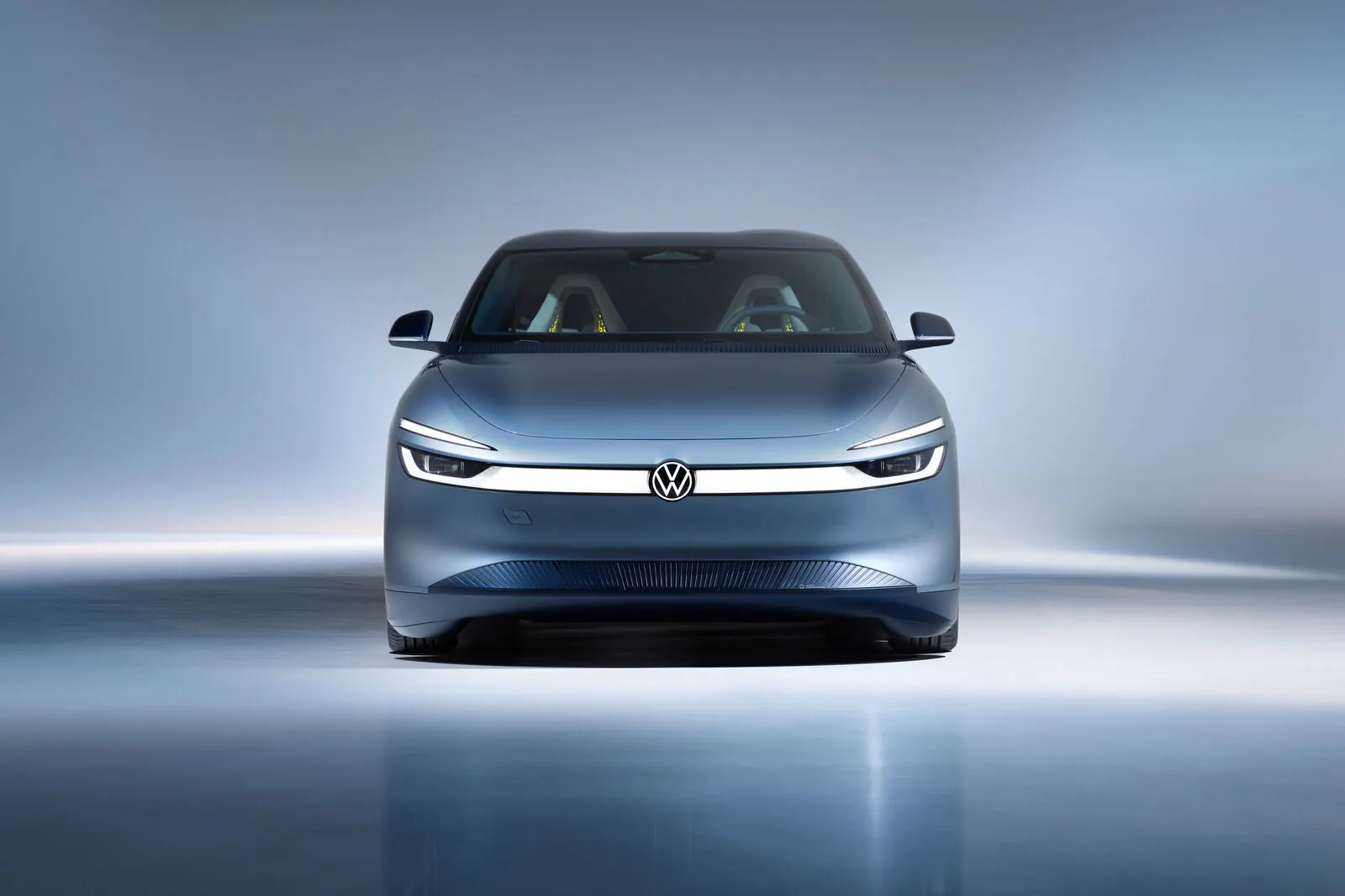 Volkswagen Mission Efficiency als Konzeptfahrzeug in einer frontalen Studioaufnahme.